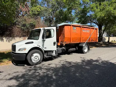 Dumpster Strong roll-off truck